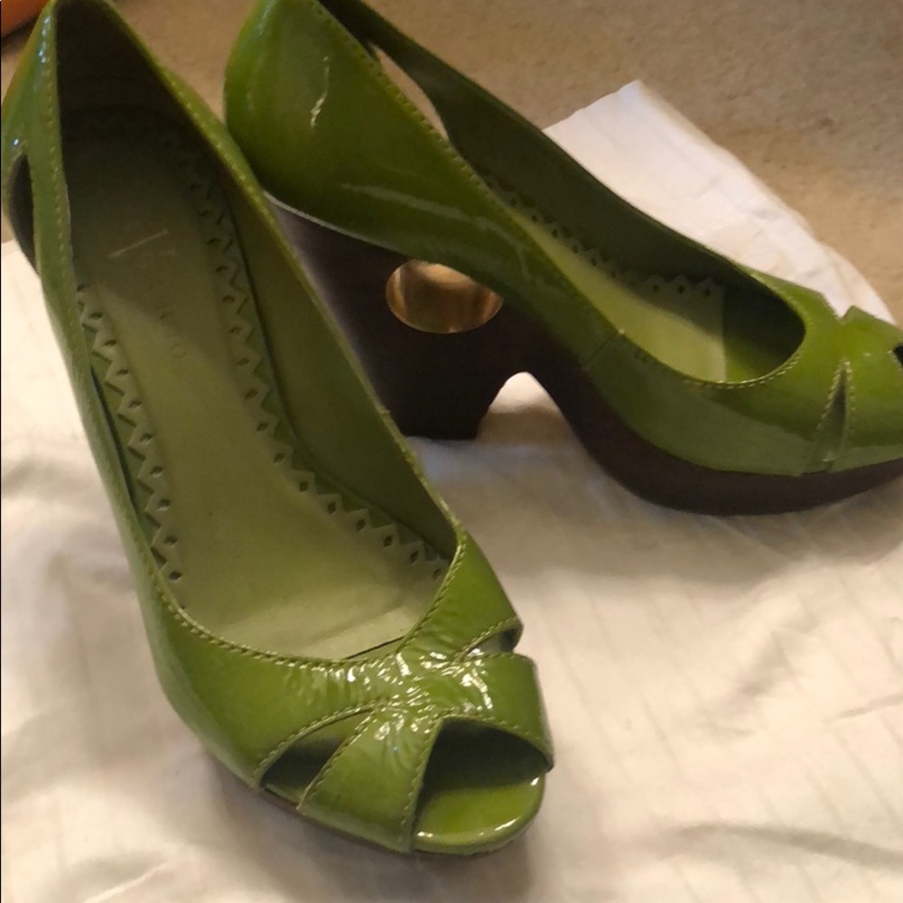 Vince Camuto green platform heel. Size 7 1/2